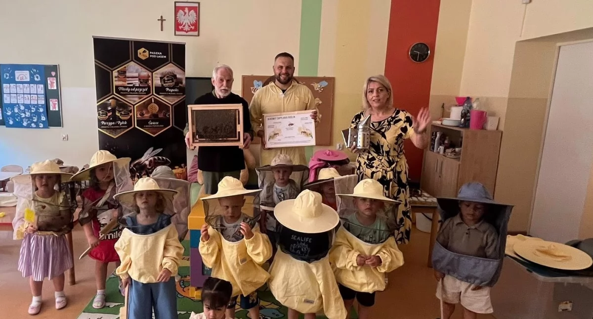Mali odkrywcy świata pszczół. Warsztaty pszczelarskie w Publicznym Przedszkolu w Kamieńsku