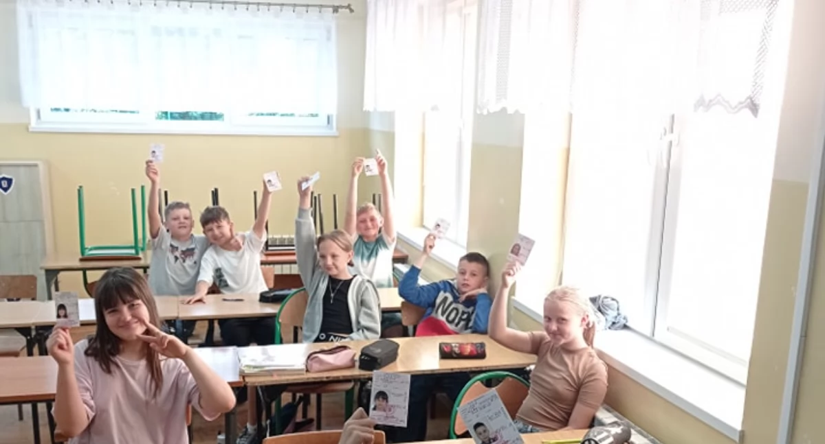 Uczniowie PSP w Woli Blakowej odebrali długo wyczekiwane swoje pierwsze w życiu prawa jazdy 