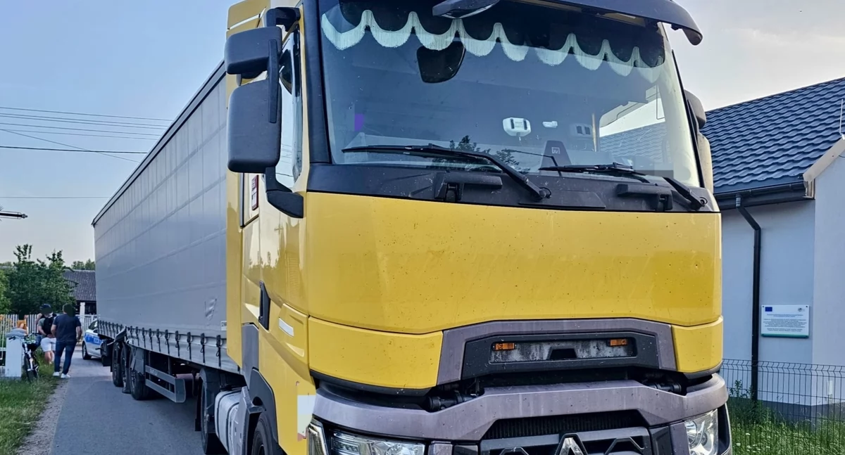 Obywatelskie zatrzymanie pijanego kierowcy. Wjechał w kapliczkę w Stobiecku Szlacheckim. - Strach pomyśleć, jak długo tak jechał i co mogło się stać po drodze