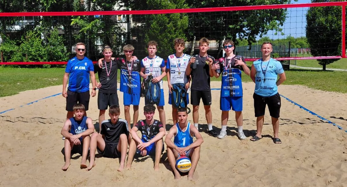 Młodzi siatkarze z Akademii Volley na podium
