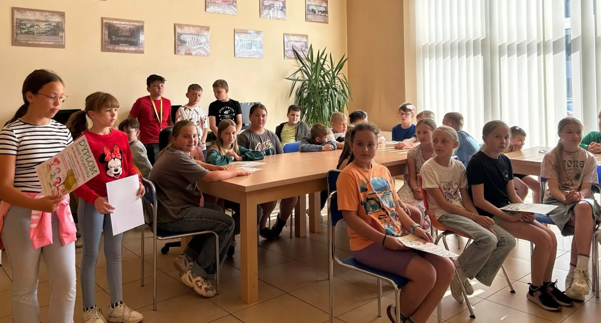Zakończenie roku czytelniczego w Gminnej Bibliotece w Strzelcach Małych. Nagrody, dyplomy i wakacyjne życzenia dla czytelniów