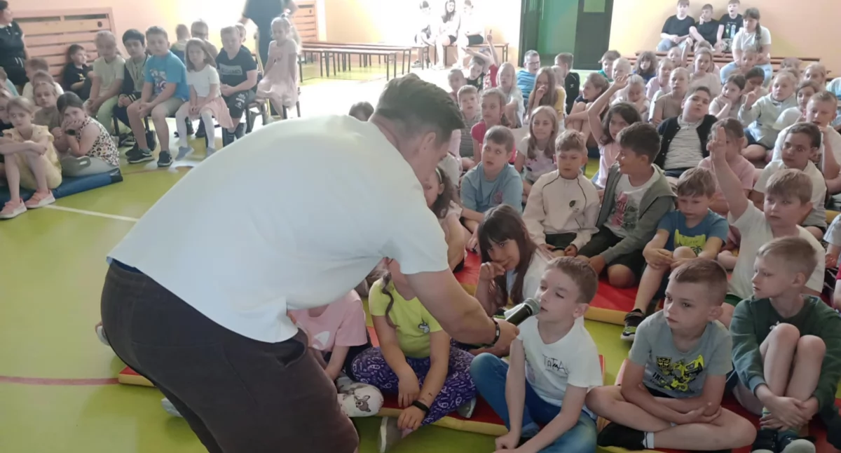 Bezpieczne wakacje z PCK. Zajęcia prowadził druh Marcin Sadawa z KPSP w Radomsku