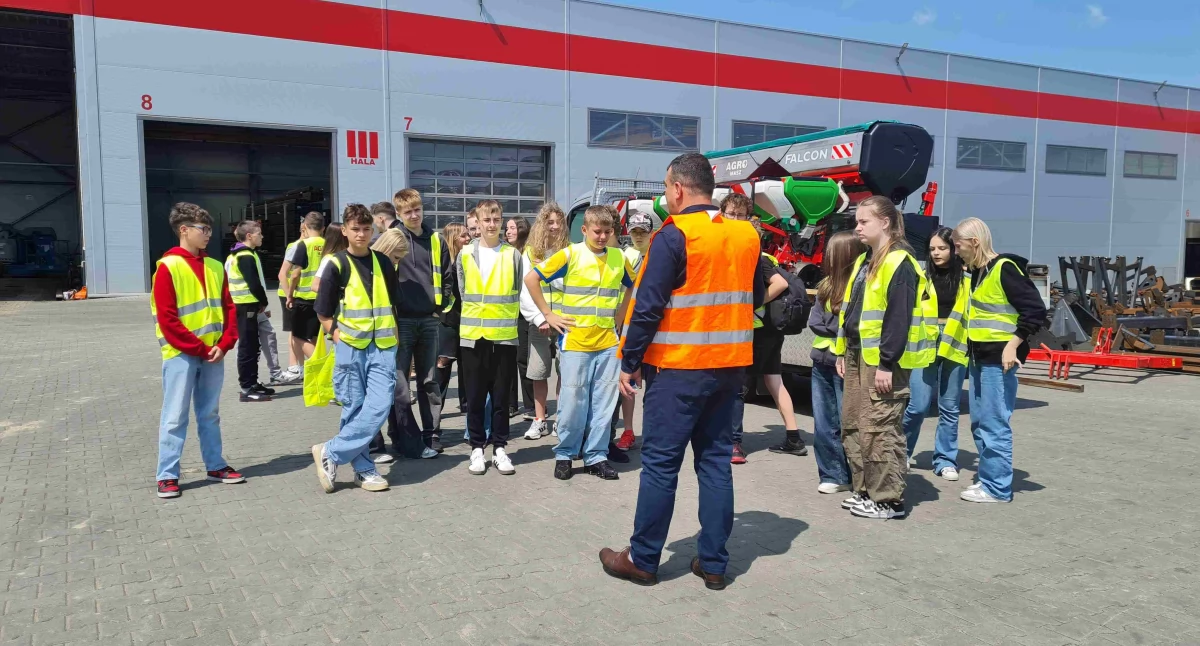 Uczniowie z Dobryszyc odwiedzają lokalne firmy. Szukają zawodowych inspiracji