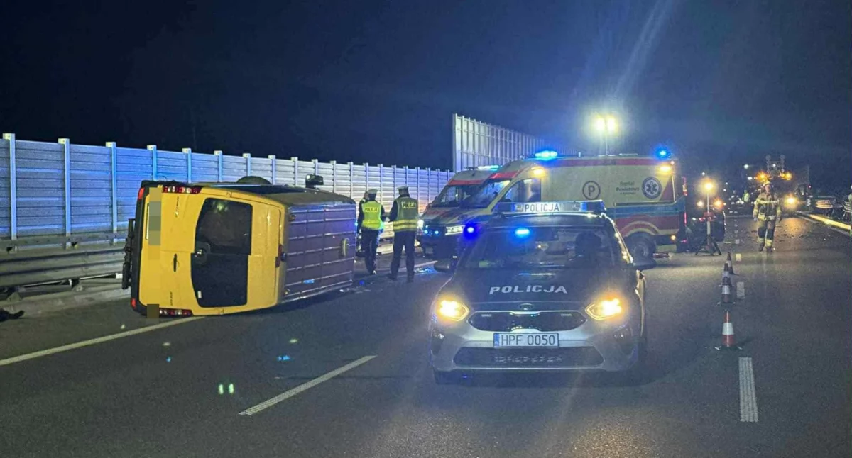 Tragiczny wypadek na autostradzie A1. W zderzeniu busa z samochodem osobowym zginął 68-latek