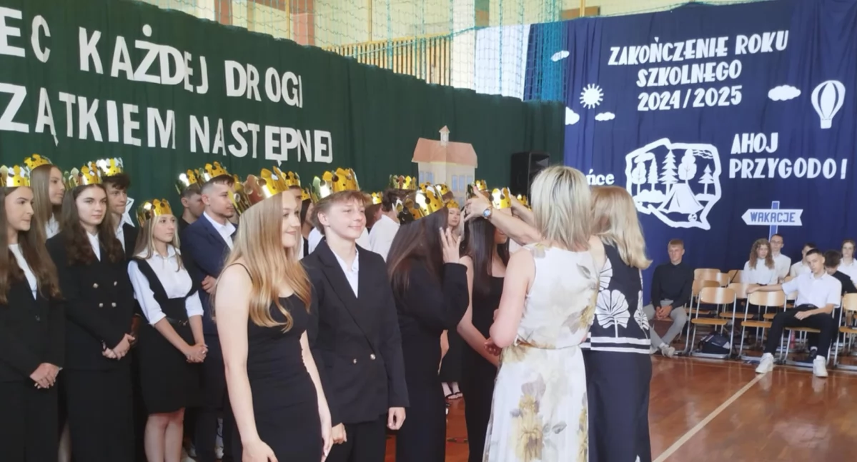Zakończenie roku szkolnego klas ósmych w Szkole Podstawowej w Kamieńsku. Dzień pełen wzruszeń i podziękowań