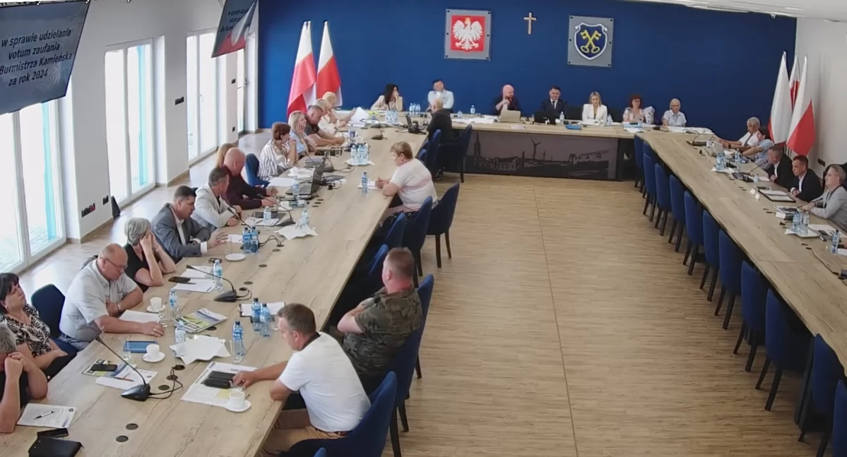 Starcie na debacie. Sesja absolutoryjna w Kamieńsku pokazała wysokie napięcie. Burmistrz otrzymał absolutorium i wotum zaufania