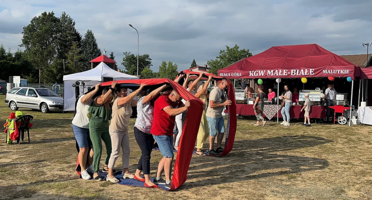 Rodzinny piknik na placu zabaw w miejscowości Malutkie. Mieszkańcy sołectwa świętują początek wakacji