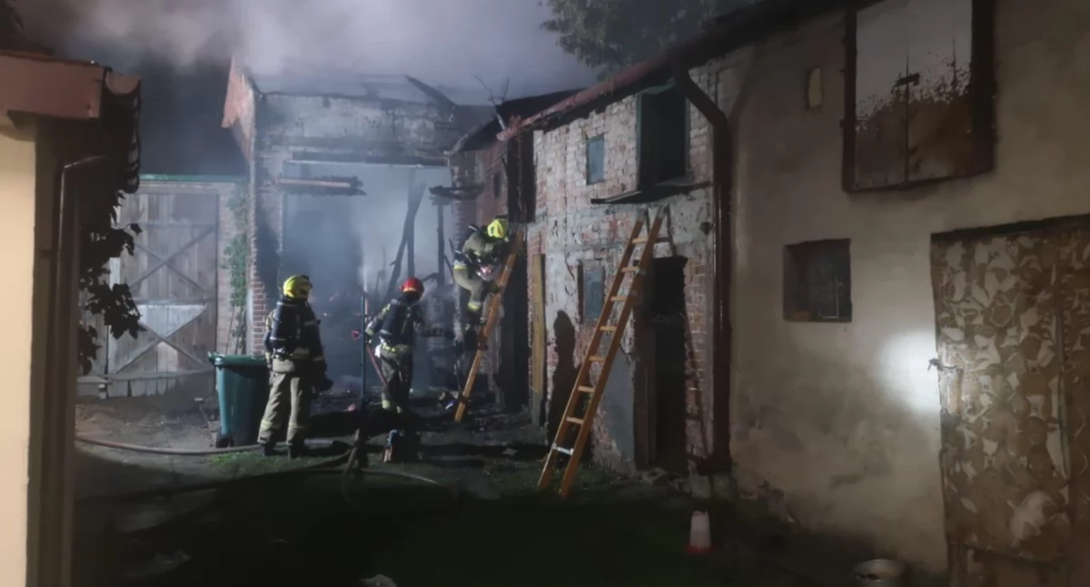 Pożar w Kamieńsku. Spłonęła stodoła i samochód osobowy. Z ogniem walczyło pięć zastępów straży pożarnej