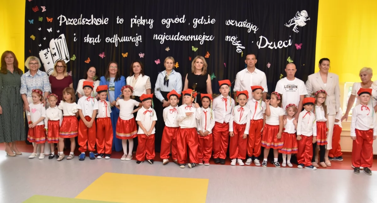 Zakończenie roku przedszkolaków z Kamieńska: Przedszkole to piękny ogród, gdzie wzrastają i skąd odfruwają najcudowniejsze motyle - Dzieci