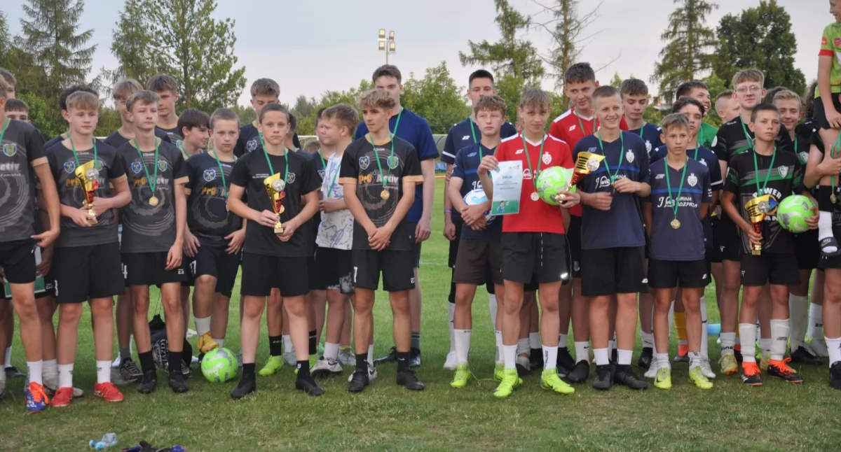 Ponad 100 młodych piłkarzy na turnieju Świt Kamieńsk Kids Soccer Cup 2025. Sześć drużyn, z trzech powiatów, walczyło o puchary
