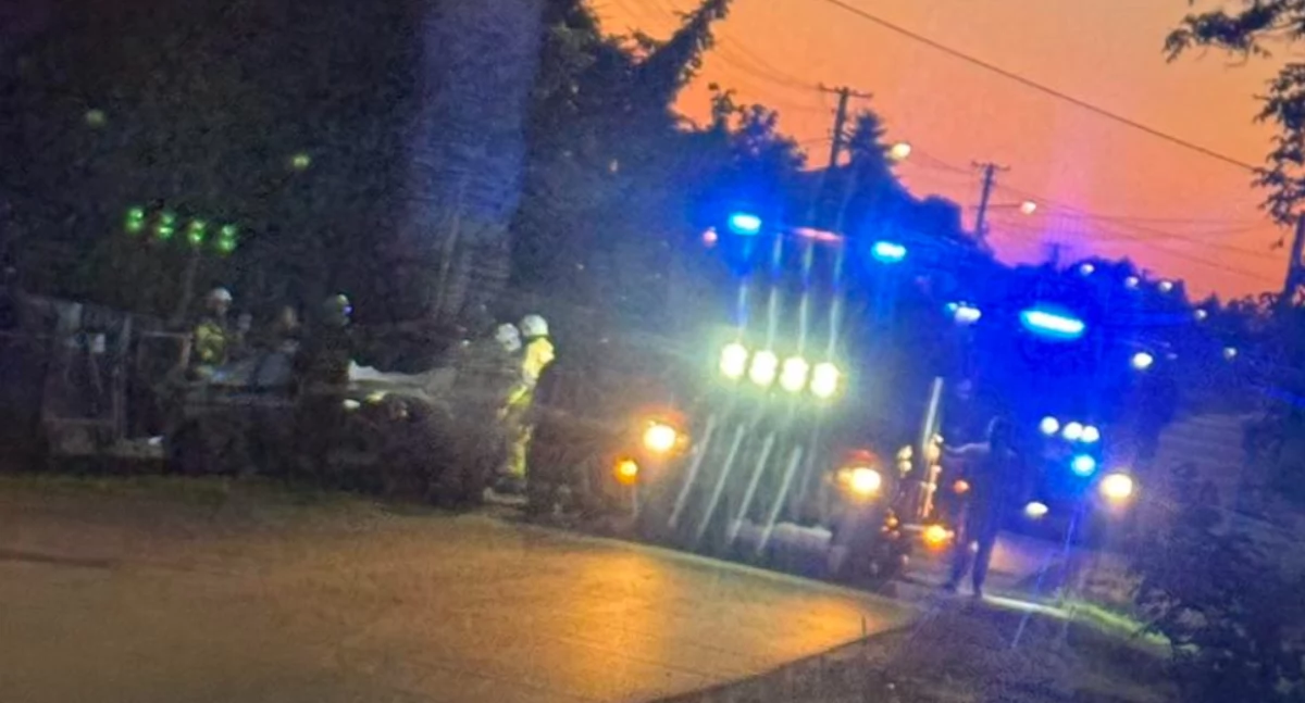 Wypadek w Dmieninie. 29-letni kierowca BMW wjechał w ogrodzenie. Mężczyzna został odwieziony do szpitala