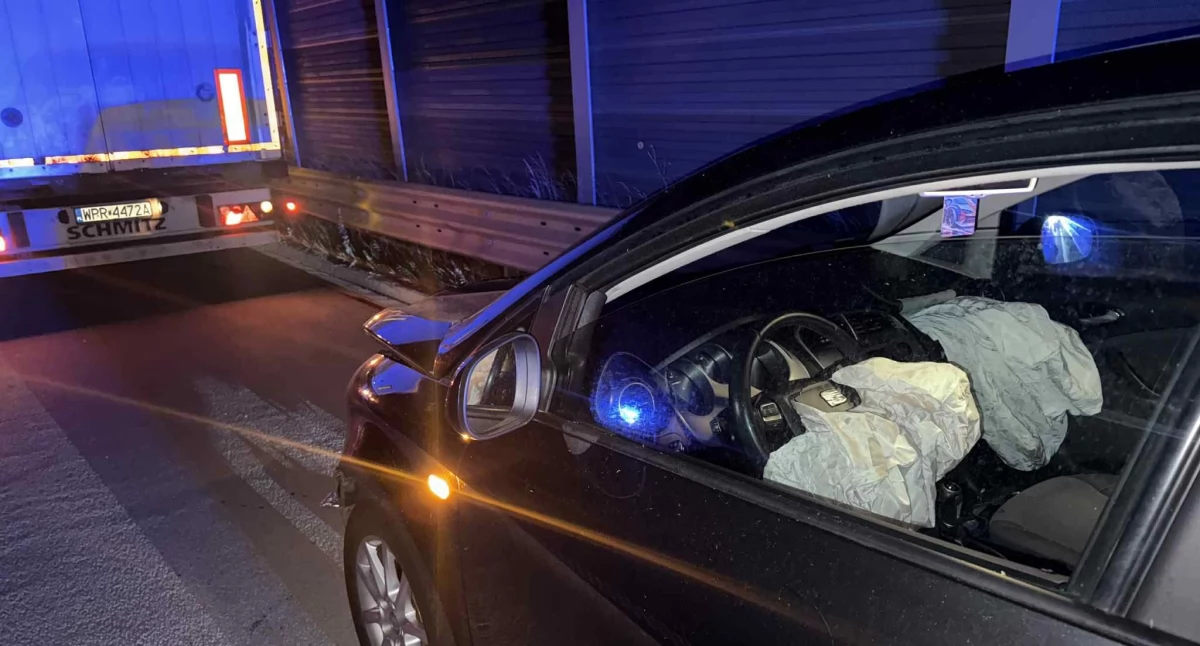 Pijany kierowca Seata wjechał w tył ciężarówki. Poszkodowanemu kierowcy powiedział: - Dogadajmy się