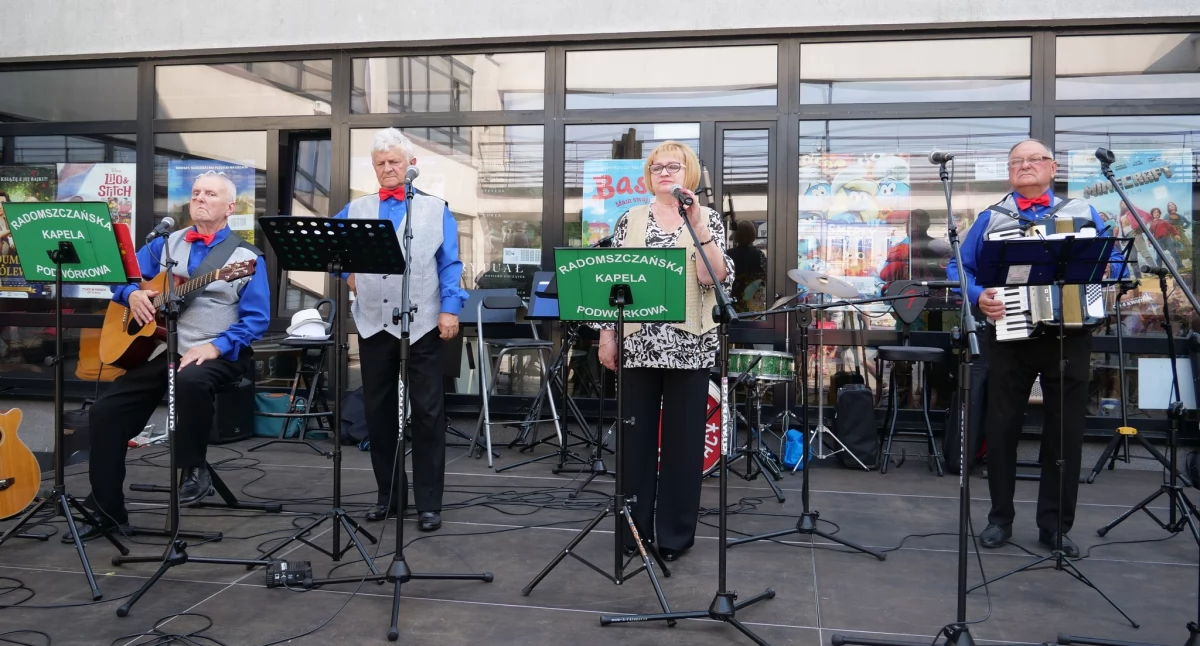 Koncert kapel podwórkowych na letnim patio Miejskiego Domu Kultury