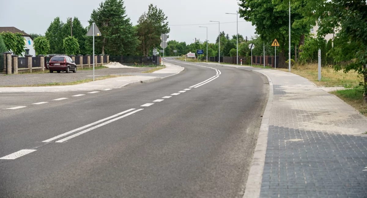Przebudowa drogi wojewódzkiej 784 w Ciężkowicach zakończona kilka miesięcy przed czasem. Nowa nawierzchnia, chodniki, oświetlenie i zatoki autobusowe 
