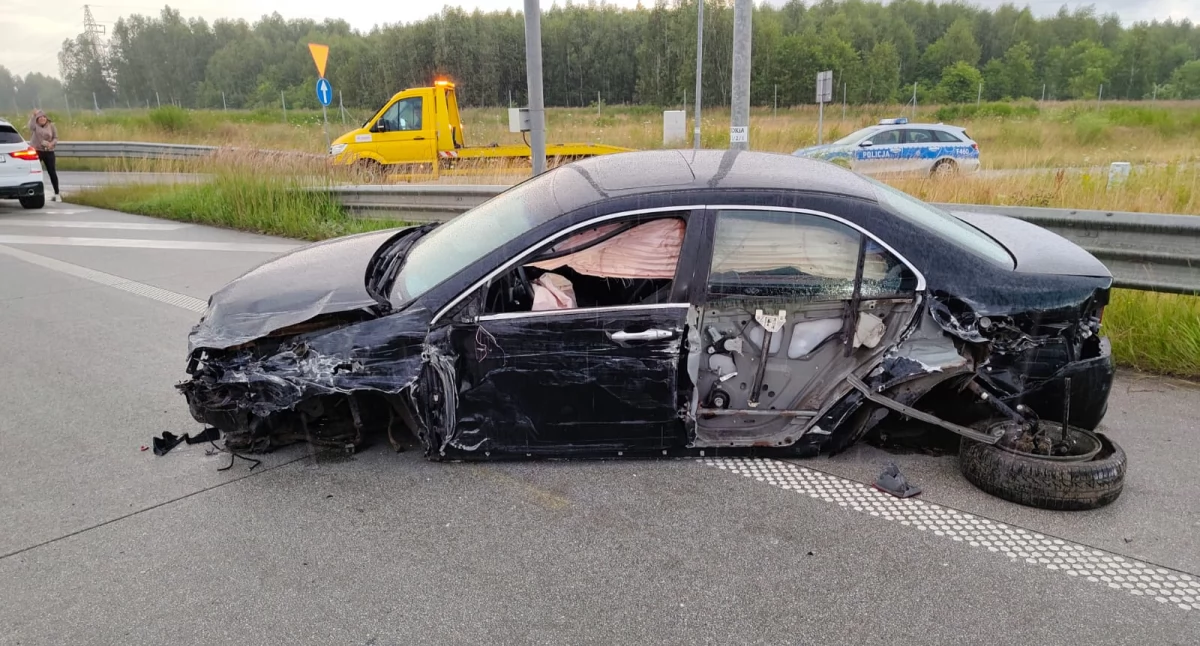 Wypadek na autostradzie A1. Kierowca samochodu osobowego zabrany do szpitala