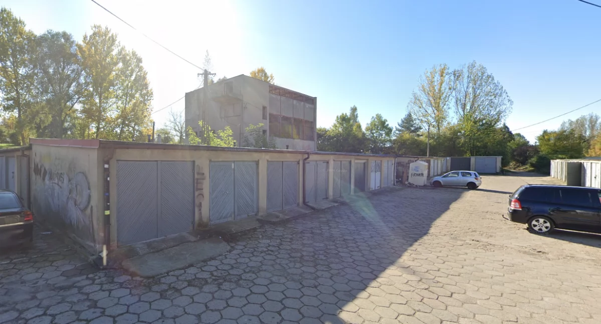Młodzież rzucała cegłówkami ze starej hurtowni. Uszkodziła samochód. Policja szuka sprawców