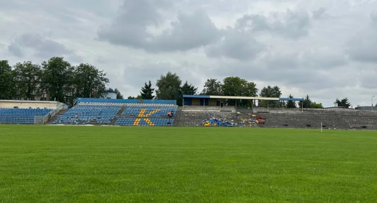 Żółte za pięćdziesiąt, niebieskie po dwadzieścia. Już dziś można kupić krzesełka z trybuny stadionu przy ul. Brzeźnickiej