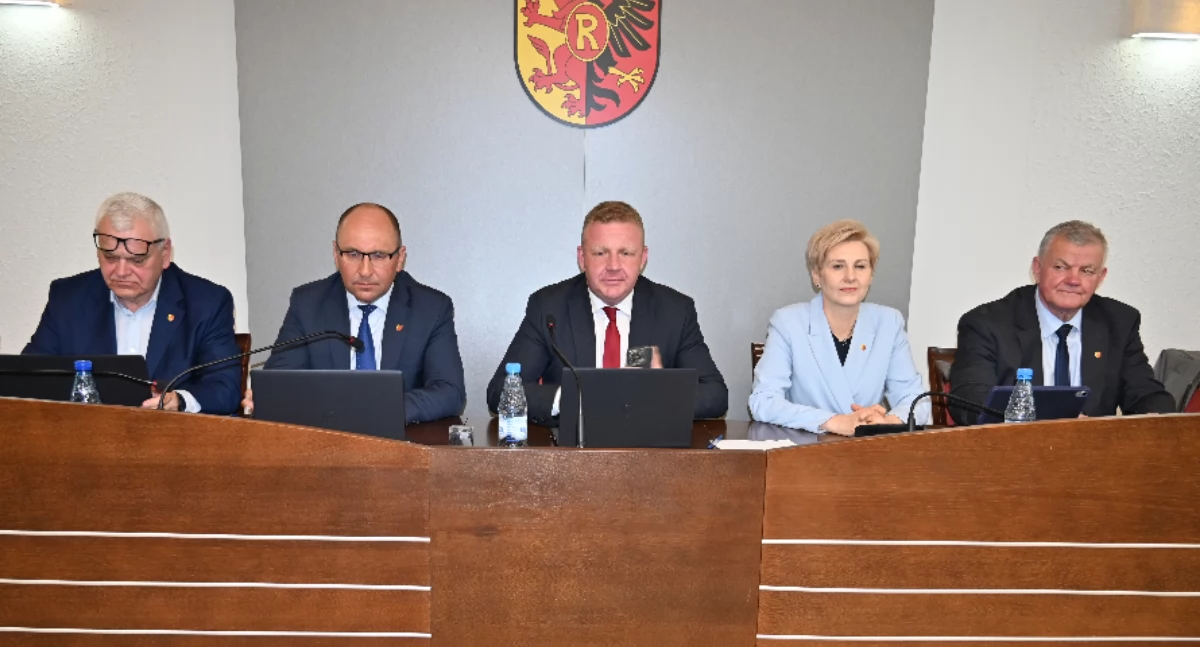 TOP2025. Emerycka ustawka: Przechodzisz na emeryturę, dostajesz sześć pensji odprawy i wracasz do pracy. Można? W samorządzie tak