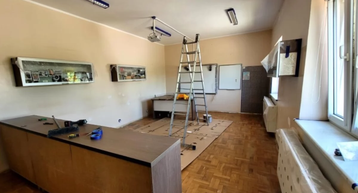 Wakacyjne remonty w szkołach. Uczniowie z podstawówki w Płoszowie wrócą do odświeżonych sal i korytarzy