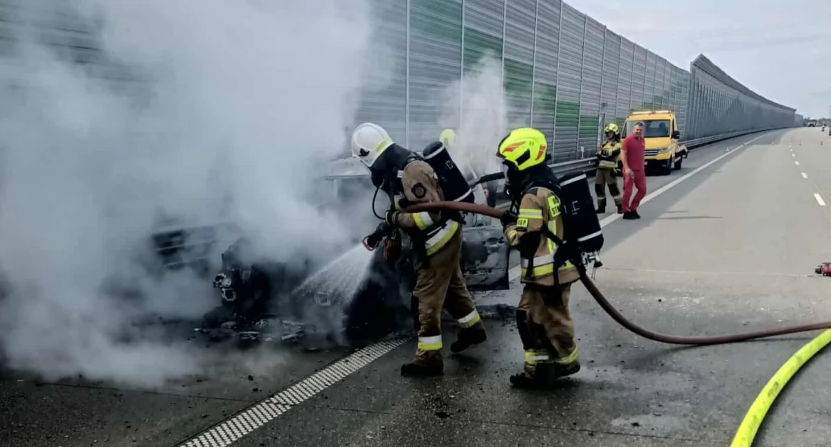 Pożar samochodu na A1 za węzłem Kamieńsk. Interweniowały trzy zastępy straży pożarnej z powiatu radomszczańskiego