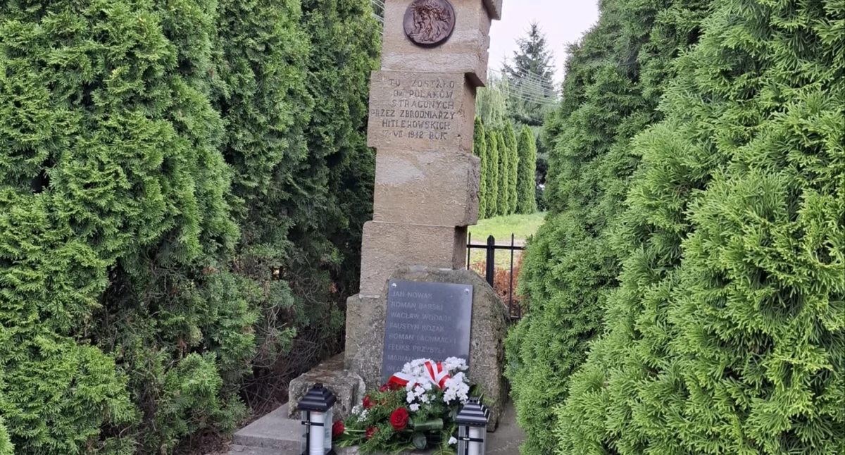 83. rocznica egzekucji w Dmeninie. Przedstawiciele Urzędu Gminy w Kodrębie, w imieniu mieszkańców, oddali hołd ofiarom nazistowskiego terroru