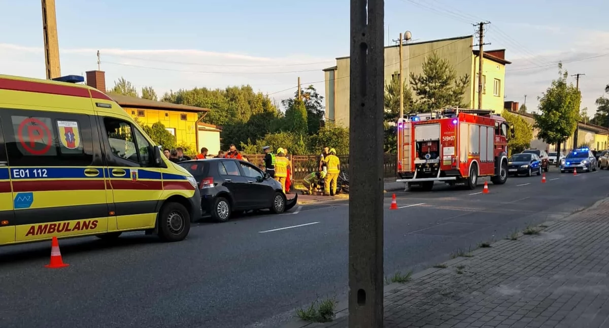 Wypadek motocyklisty w Kamieńsku. 26-latek zderzył się z toyotą podczas wyprzedzania