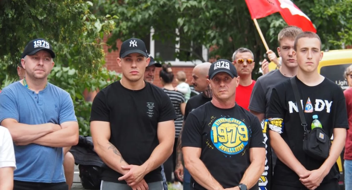 Konfederacja manifestuje przeciw imigrantom. 150 osób na pl. 3 Maja w Radomsku [ZAPIS WIDEO CAŁEJ PIKIETY]