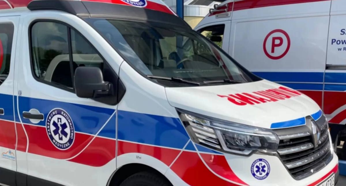 Na stacji paliw zasłabł pracownik. Jako pierwsi pomocy udzielili strażacy, potem ratownicy