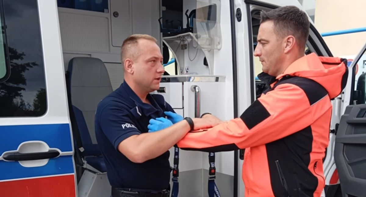 Ratownicy uczą się, jak się bronić. Praktyczne warsztaty z samoobrony w radomszczańskim szpitalu. Policjanci szkolą medyków, by czuli się bezpieczni w pracy