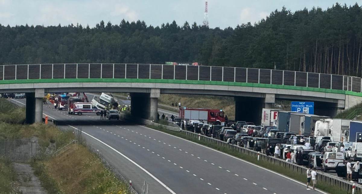 Wypadek na A1 pod Radomskiem. 9-letni chłopiec w ciężkim stanie trafił do szpitala przetransportowany śmigłowcem LPR-u. Utrudnienia wciąż trwają