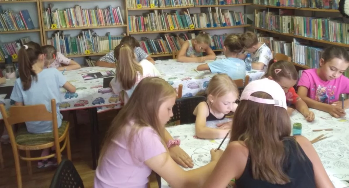 ​​​​​​​Dzieci w Gidlach uczyły się kalkowania i cieniowania. Gminna Biblioteka Publiczna zapewnia ciekawe, wakacyjne zajęcia 