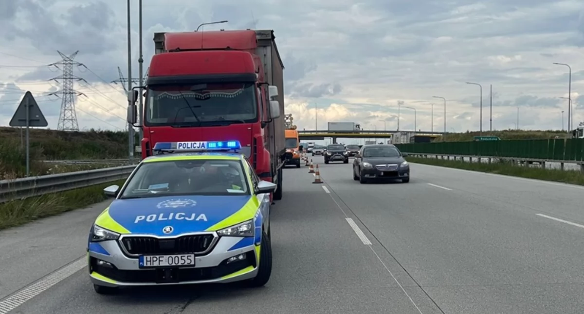 Nietrzeźwy kierowca TIR-a zatrzymany na węźle Radomsko przy A1. Miał ponad 2 promile alkoholu, w jego ujęciu pomogli pracownicy autostrady