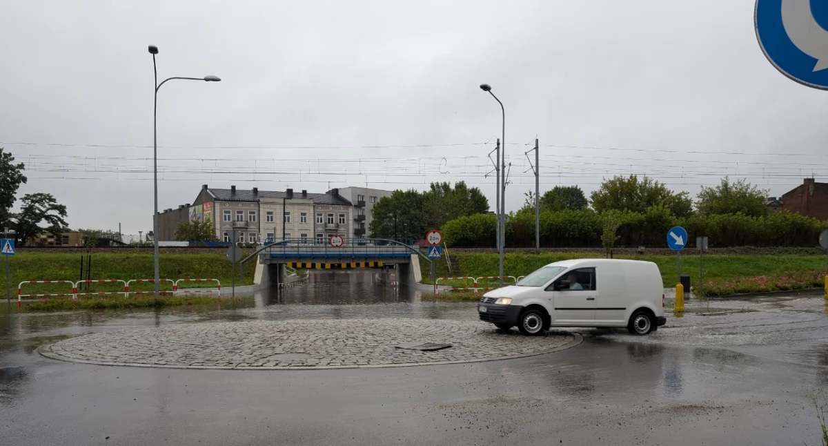 [WIDEO, ZDJĘCIA] Alert wciąż obowiązuje. Ma padać do południa. Mostek zalany, sklepy na Reymonta podtopione, strazacy wyjeżdżali kilkadziesiąt razy