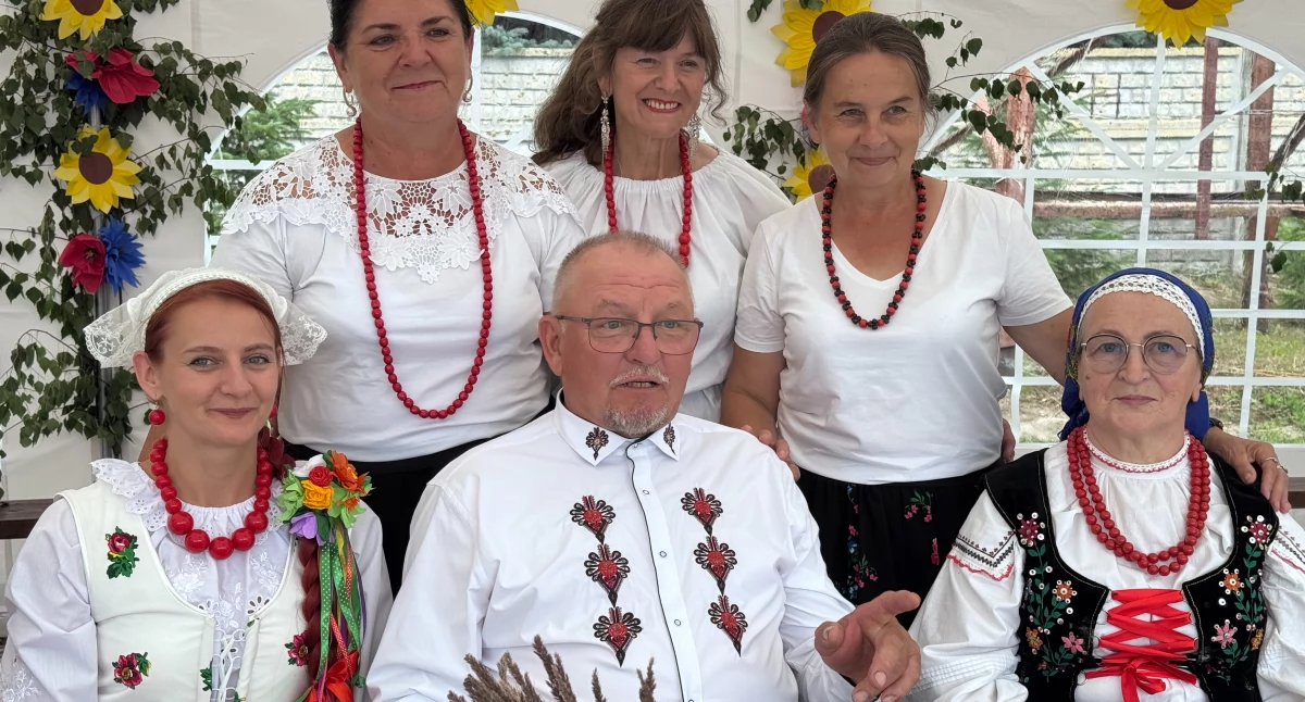 [ZDJĘCIA] Reymontowskie widowisko w Kobielach Wielkich. Potańcówka przy muzyce ludowej kapeli, inscenizacja wesela Boryny i tradycyjne jedzenie od KGW 