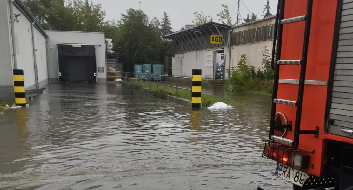 [ZDJĘCIA] Wciąż mocno pada. Strażacy wyjeżdżają do kolejnych wezwań. Za kilka godzin pogoda ma się poprawić
