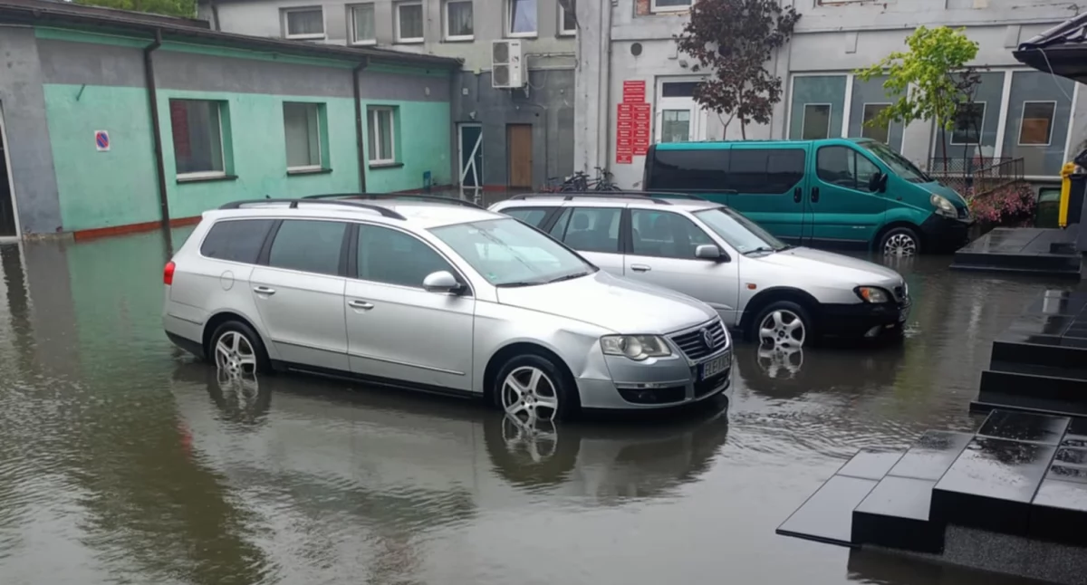Czytelniczka: - A tak wygląda parking hotelu Las w centrum miasta. WZCK zapowiada dalsze opady, a nawet burze
