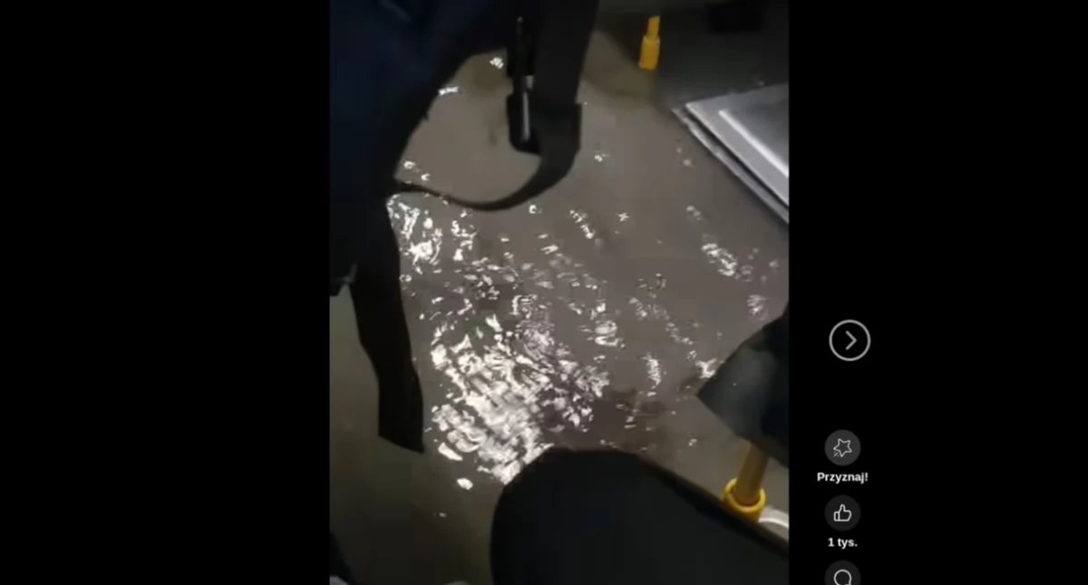 [WIDEO] Woda na podłodze autobusu MPK? To możliwe. Gdzie? W Radomsku. Nasze miasto znów sławne w sieci