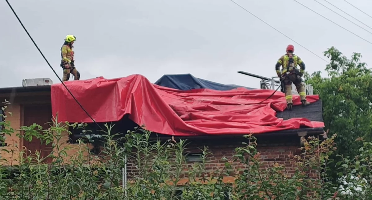 Wiatr zerwał plandekę z uszkodzonego dachu. Strażacy pojechali pomóc starszej kobiecie