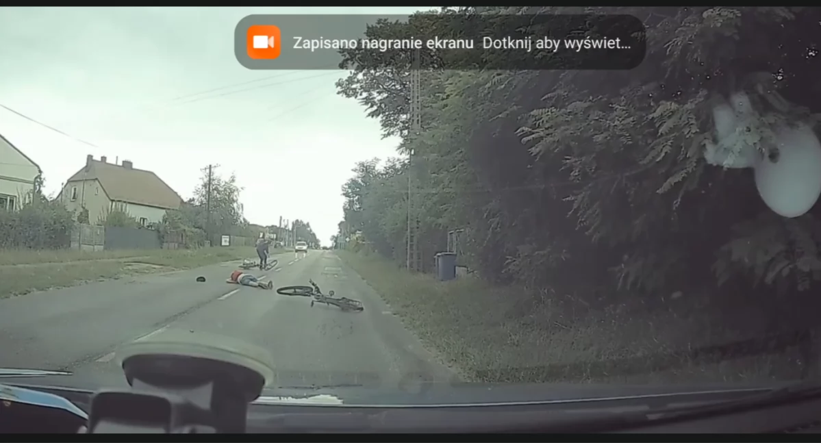 [WIDEO] Nietypowy wypadek z udziałem dwóch rowerzystów na ulicy Krasickiego. - Wyglądało na to, że zderzyli się kierownikami