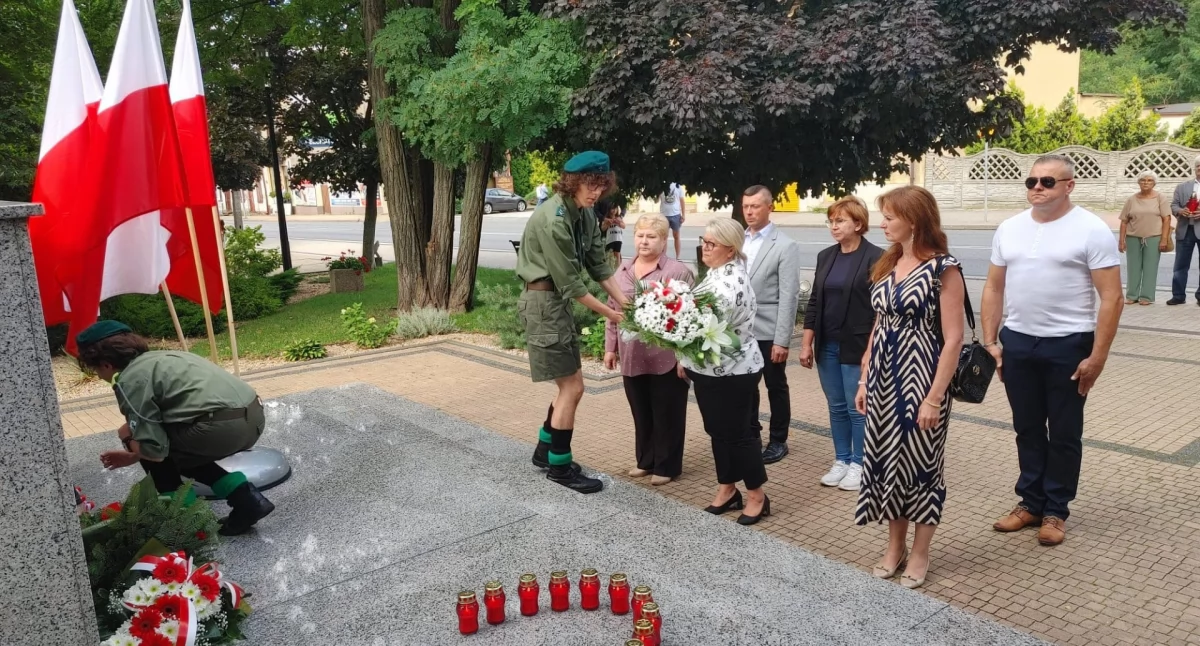 Kamieńsk oddał hołd Powstańcom Warszawskim. Uroczystości patriotyczne odbyły się pod pomnikiem Żołnierza Polskiego w godzinę 