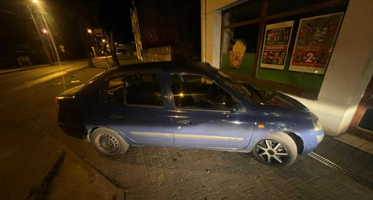 Kompletnie pijana 18-latka wjechała Renualt w ścianę. Wiozła koleżankę. Wysiadły i... poszły sobie