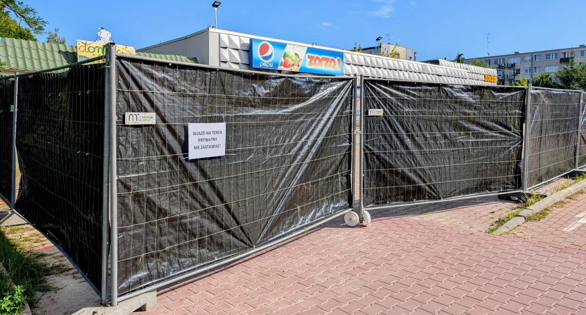 Były supermarket Zorzy przy Leszka Czarnego ogrodzony. Nowy właściciel zaczyna rozbiórkę i przebudowę obiektu