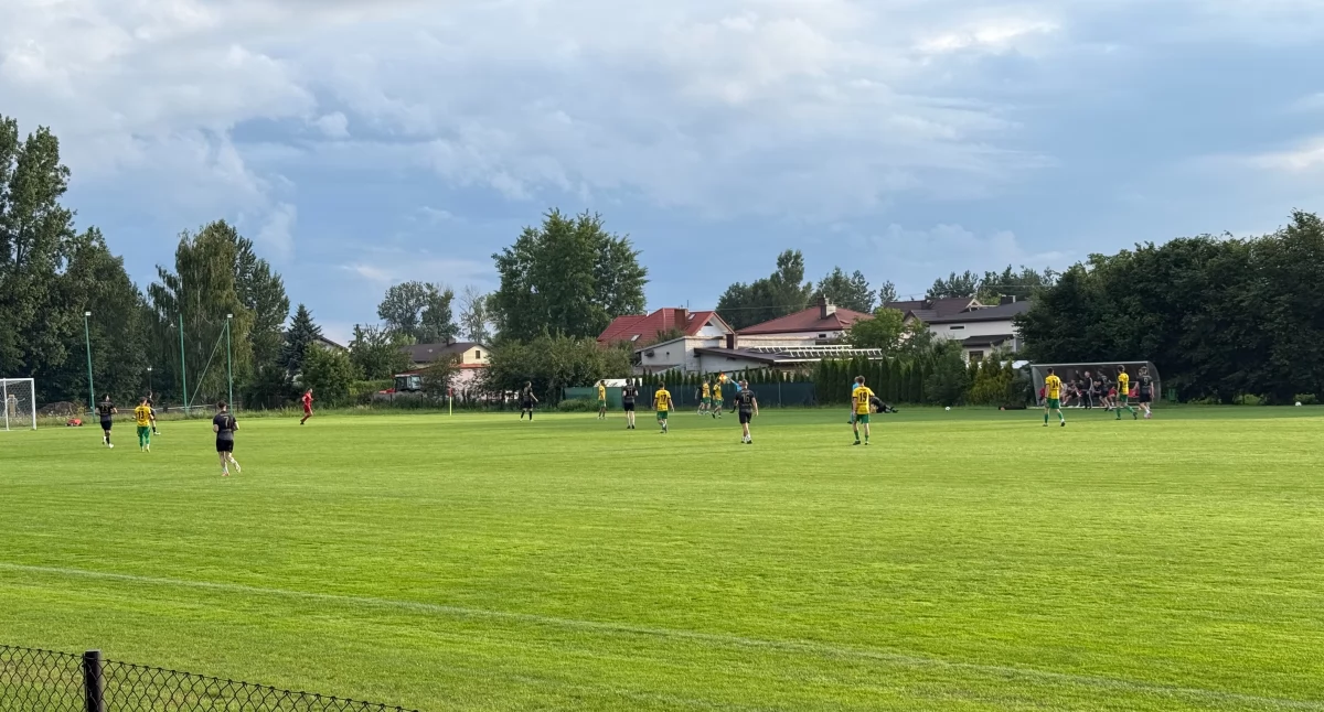 Piłka nożna. Sparingi naszych drużyn z okręgówki
