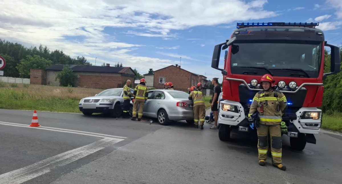 Zderzenie dwóch samochodów na skrzyżowaniu w Okrajszowie. Tak, to to feralne skrzyżowanie