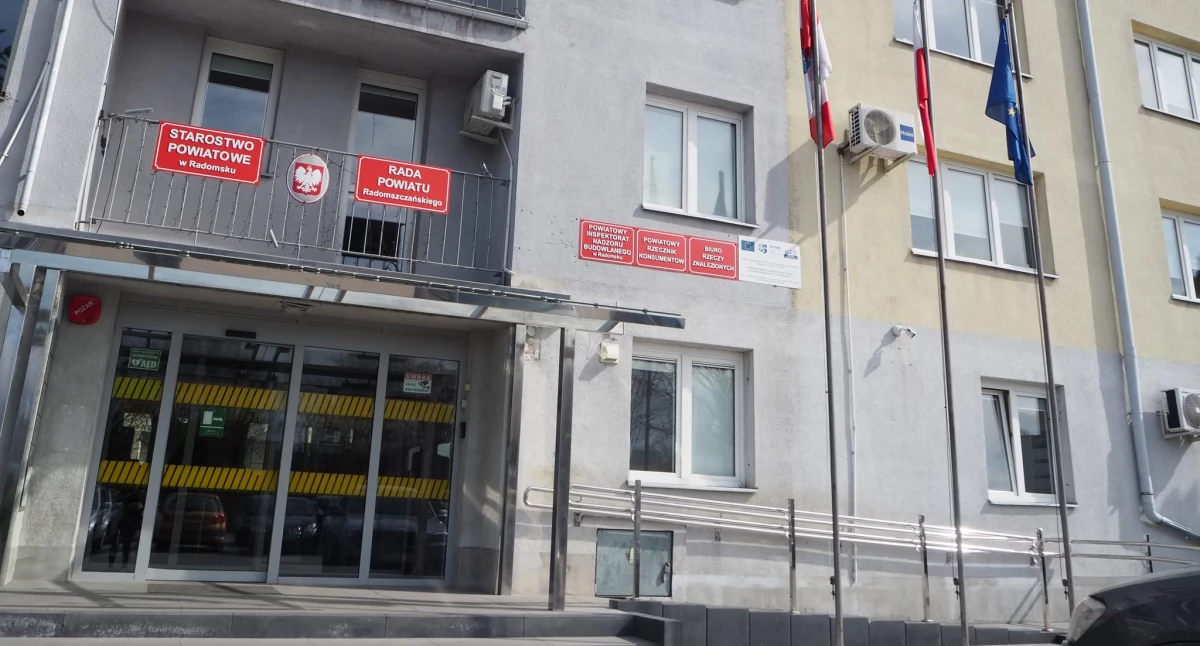 Powiat Radomszczański stawia na pracownika. Ergonomiczny sprzęt i konsultacje z psychologiem
