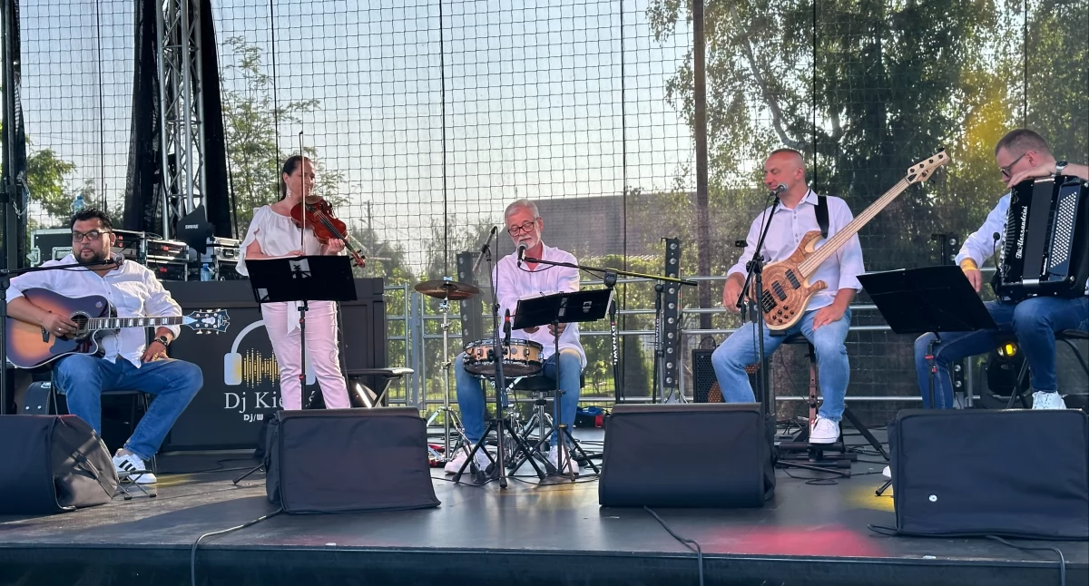 Koncert kapeli Fakiry przy tężniach solankowych w Kamieńsku. Zespół wystąpi już w najbliższy piątek 