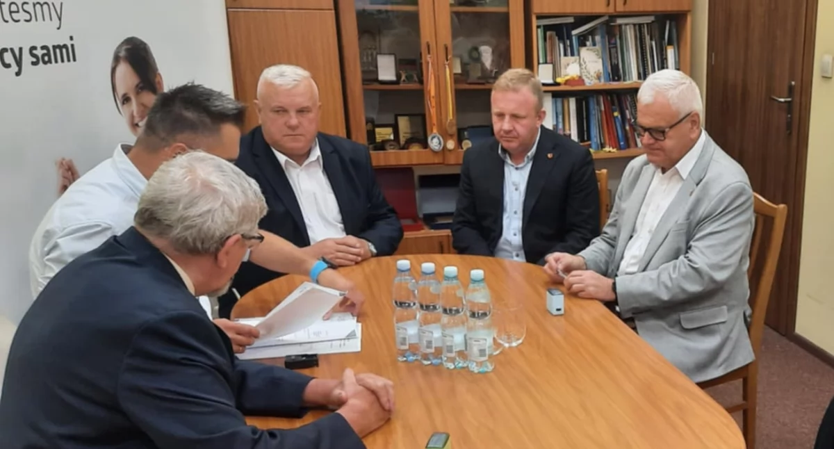 Hipokryzja w blasku fleszy: gra pozorów w radomszczańskim starostwie [Dawid komentuje]