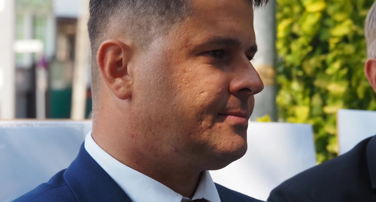 Burmistrz przesłuchuje. Pracownicy: pytał nas, z jakiego obozu politycznego pochodzimy i czy popieramy starą władzę czy nową