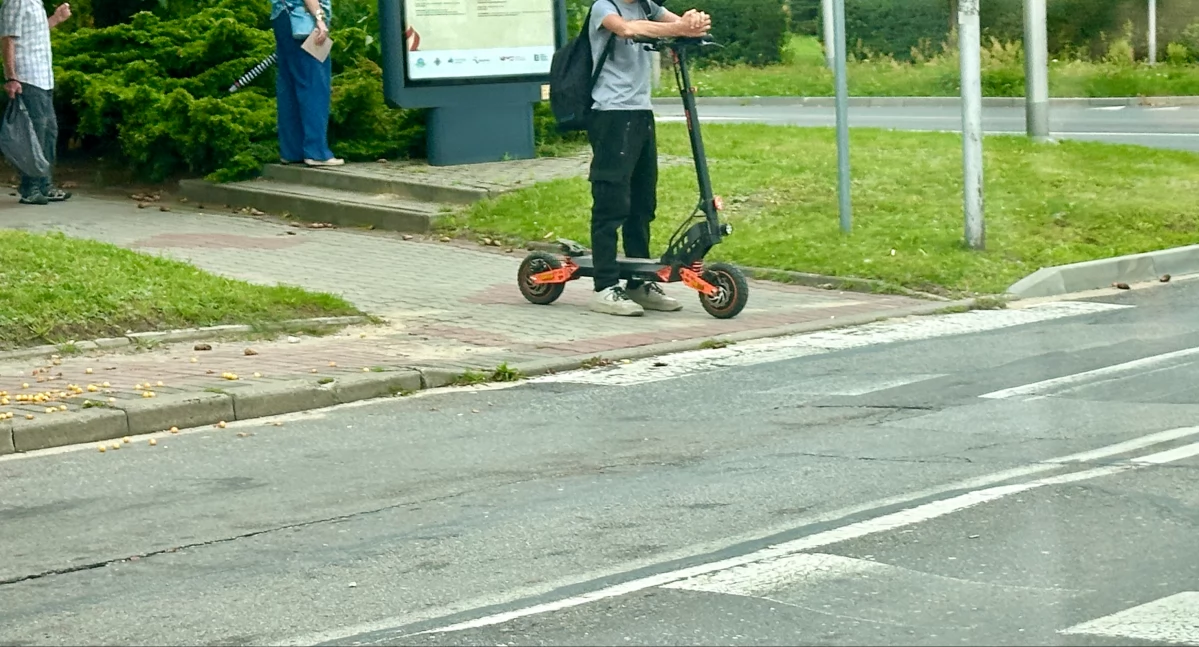Zderzenie hulajnogi elektrycznej z samochodem w Gorzkowicach. 14-latek trafił do szpitala