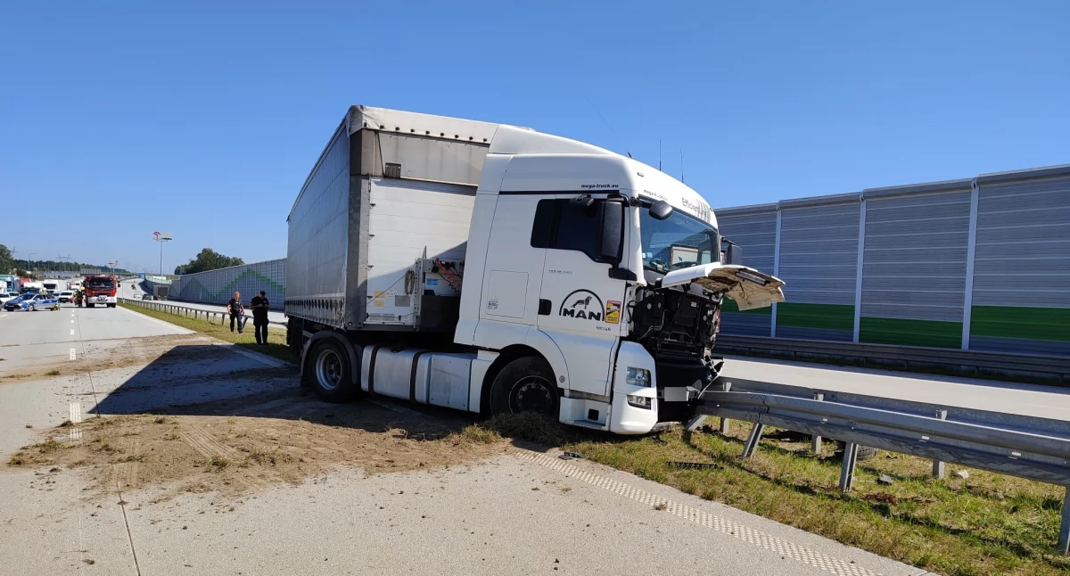 W ciężarówce wystrzeliła opona. Autostrada A1 w kierunku Katowic częściowo zablokowana